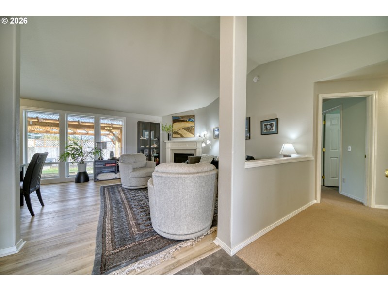 Living Room/Entrance