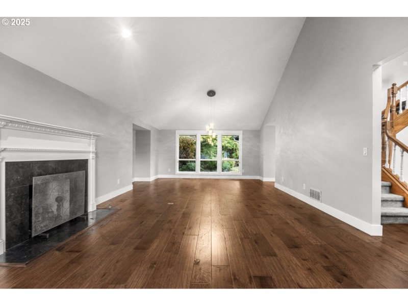 Living Room/Entrance