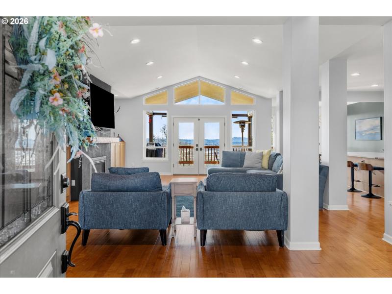 Living Room/Entrance