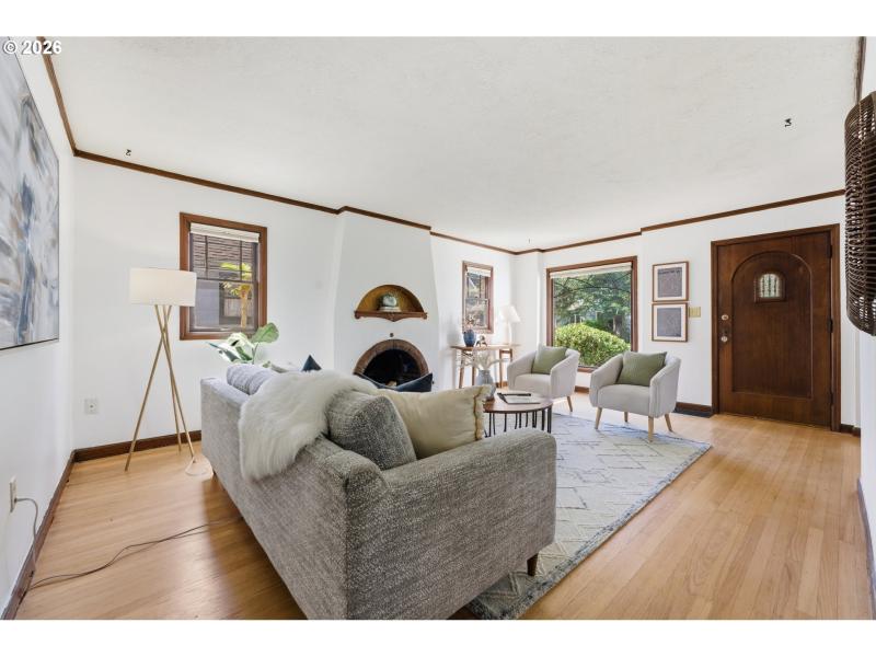 Living Room/Entrance