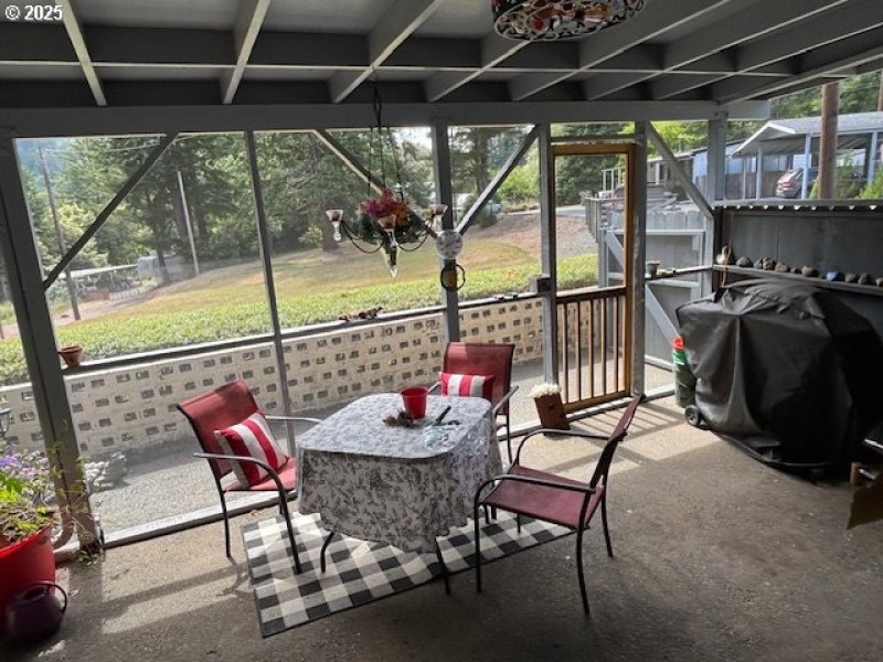 Porch, Screened in