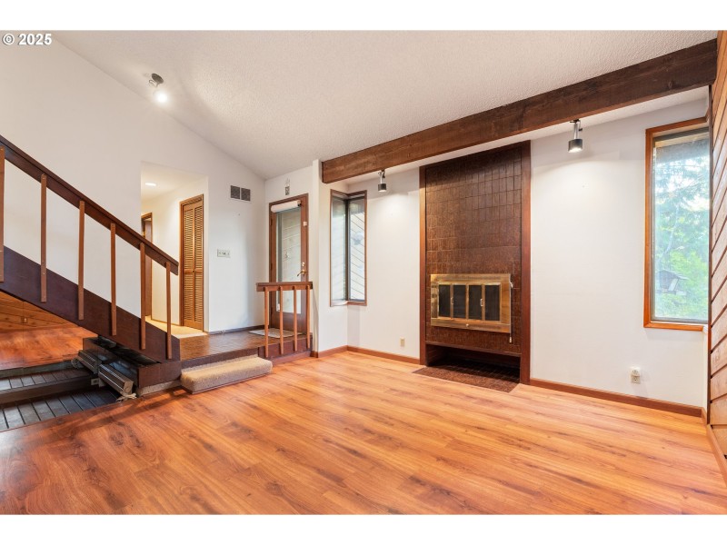 Living Room/Entrance