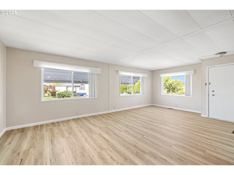 Living Room/Entrance