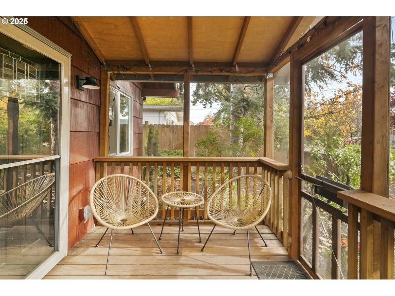 Porch, Screened in