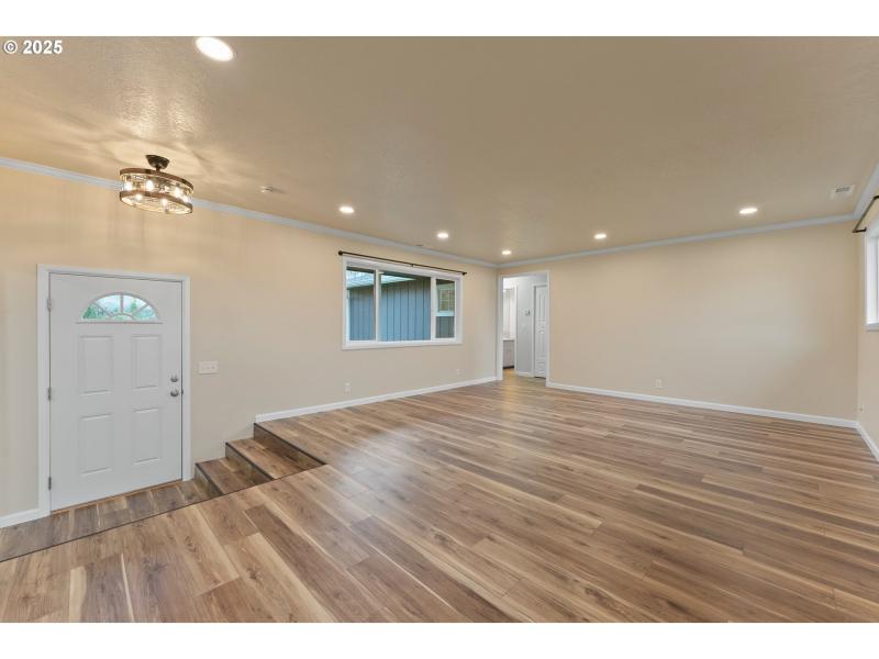 Living Room/Entrance