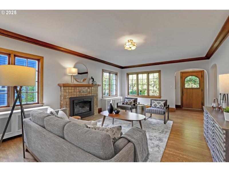 Living Room/Entrance