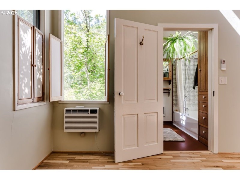 Bathroom, Attached