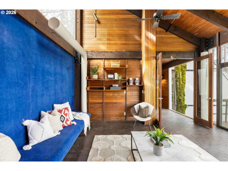 Living Room/Entrance