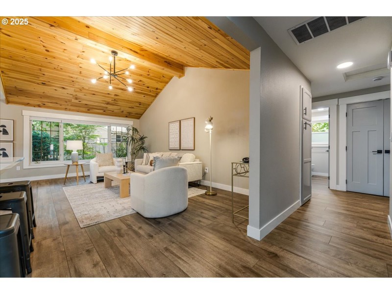 Living Room/Entrance