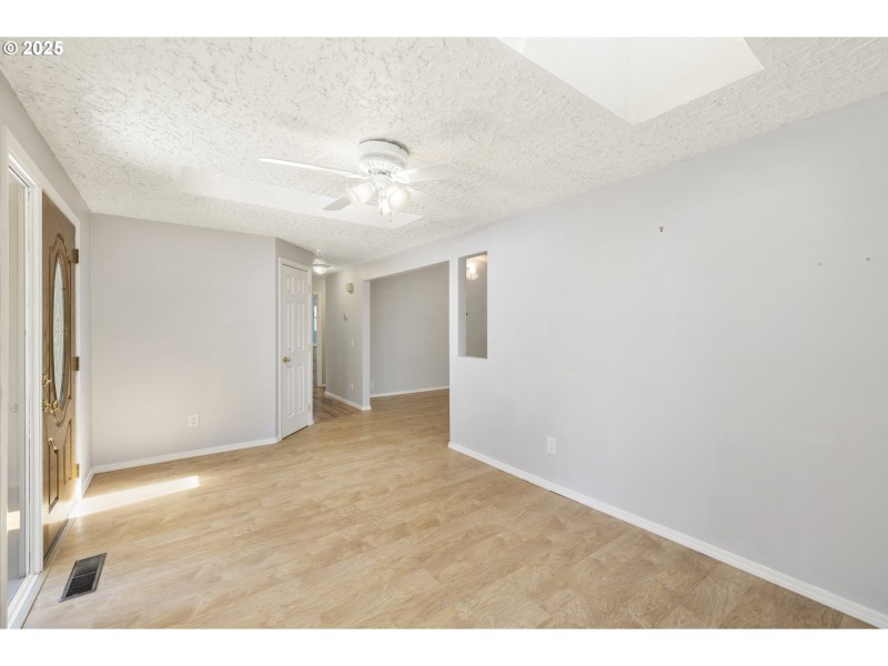 Living Room/Entrance