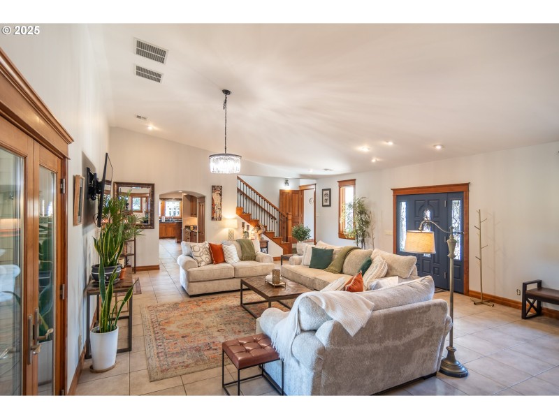 Living Room/Entrance