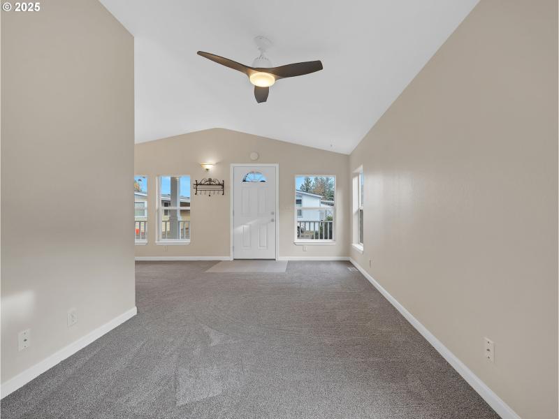 Living Room/Entrance