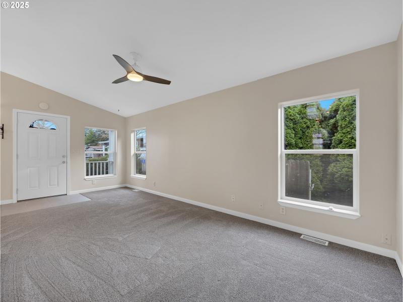 Living Room/Entrance