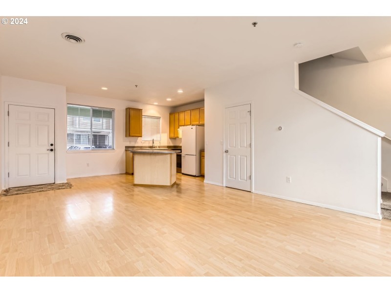 Living Room/Entrance