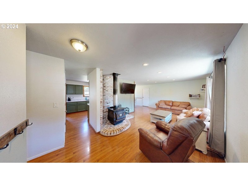 Living Room/Entrance