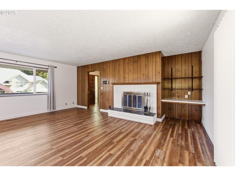 Living Room/Entrance