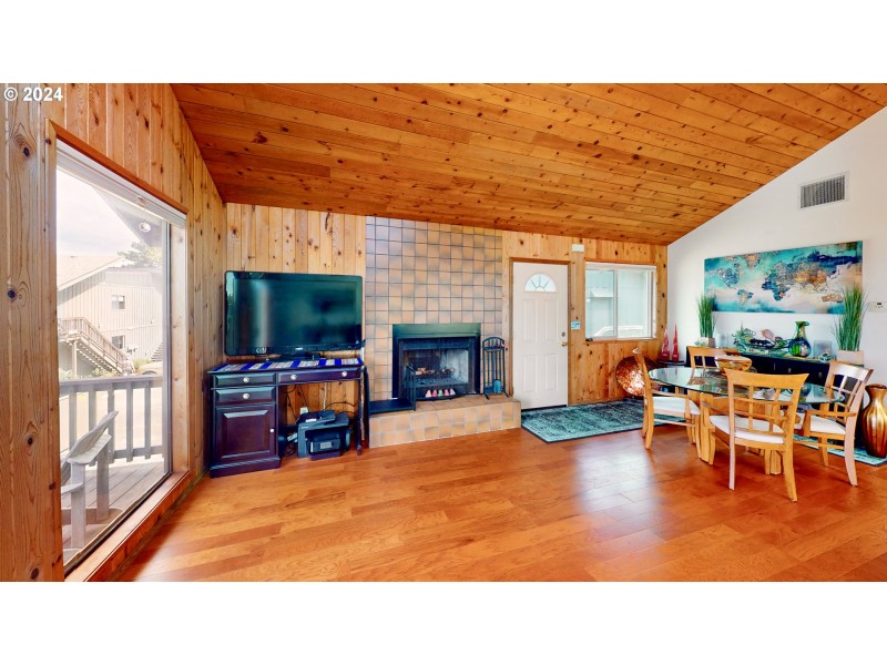 Living Room/Entrance