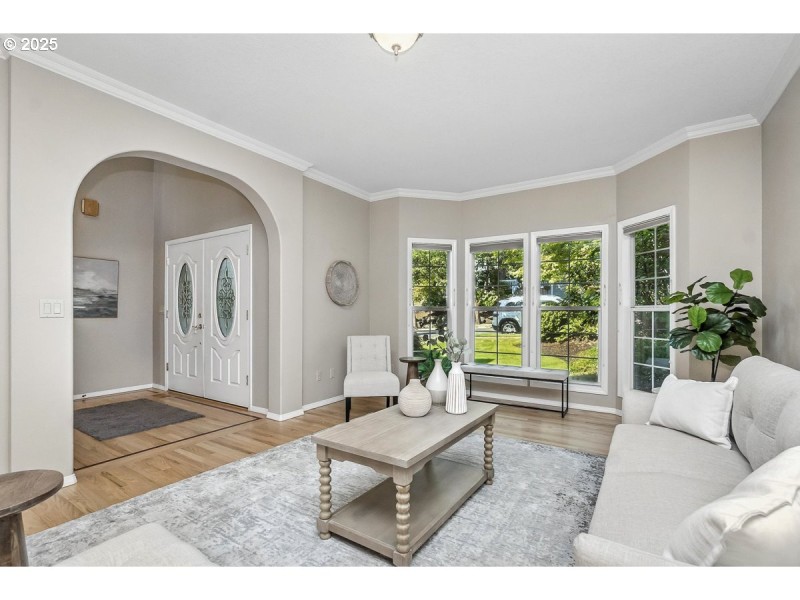 Living Room/Entrance