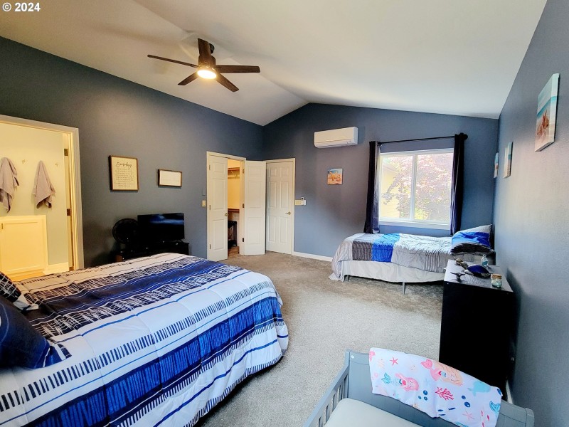 Bedroom, Primary