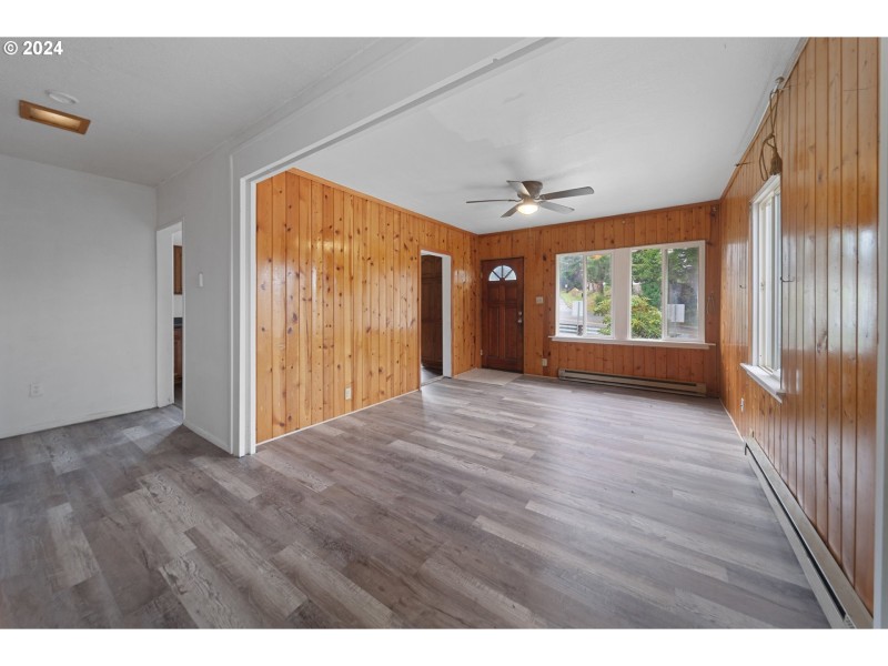 Living Room/Entrance