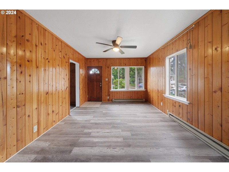 Living Room/Entrance