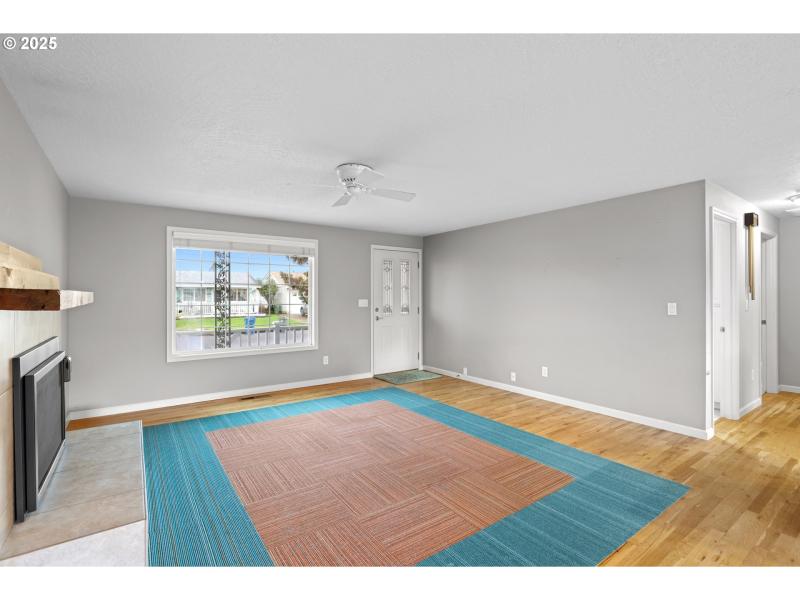 Living Room/Entrance