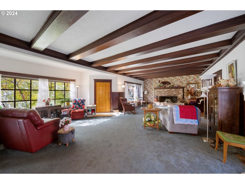 Living Room/Entrance