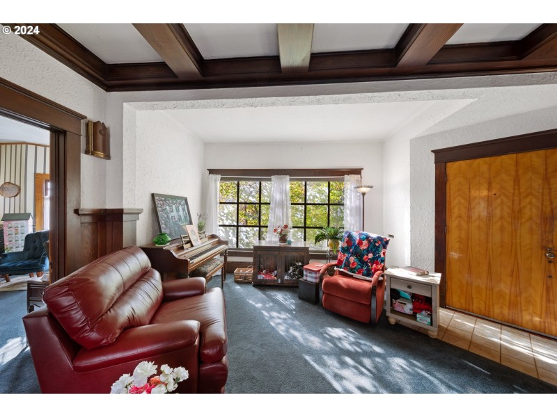 Living Room/Entrance