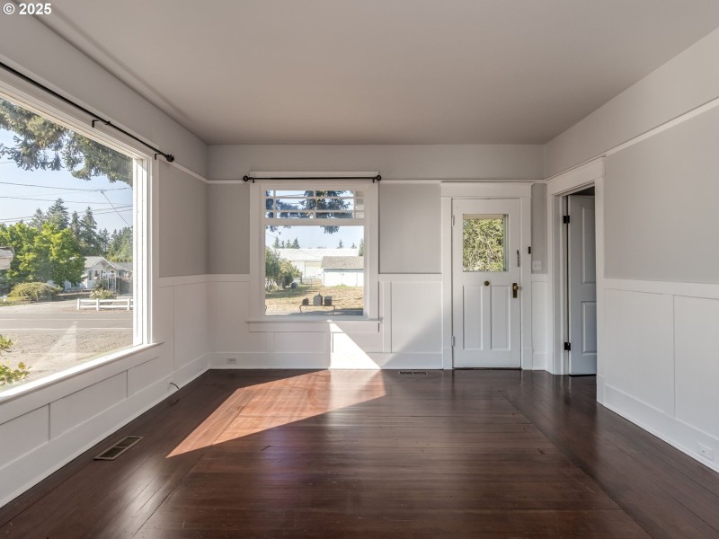 Living Room/Entrance