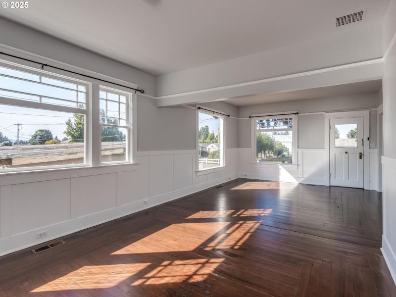 Living Room/Entrance