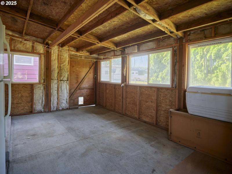 Porch, Screened in