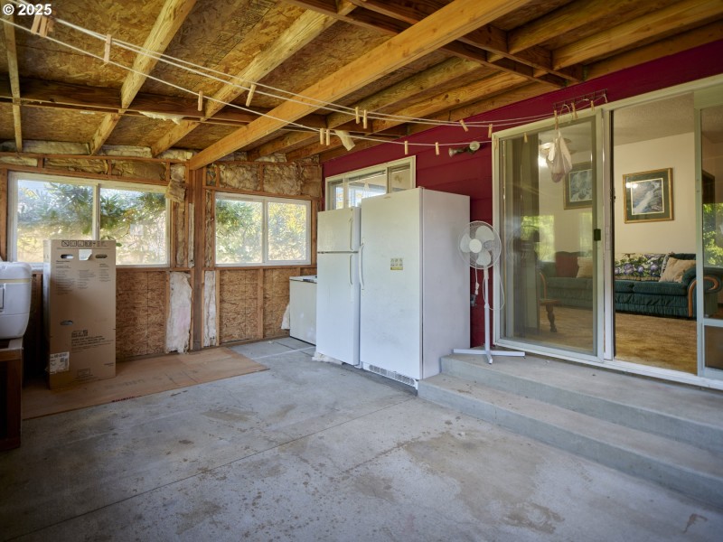 Porch, Screened in