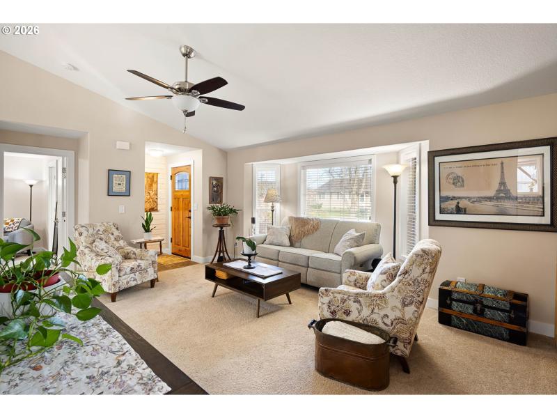 Living Room/Entrance