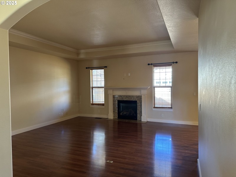 Living Room/Entrance