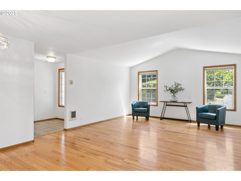 Living Room/Entrance