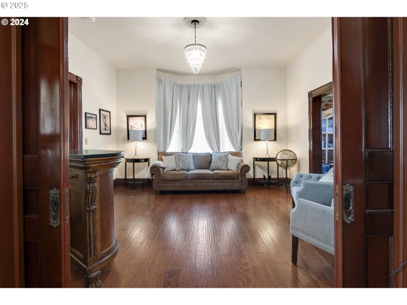Living Room/Entrance