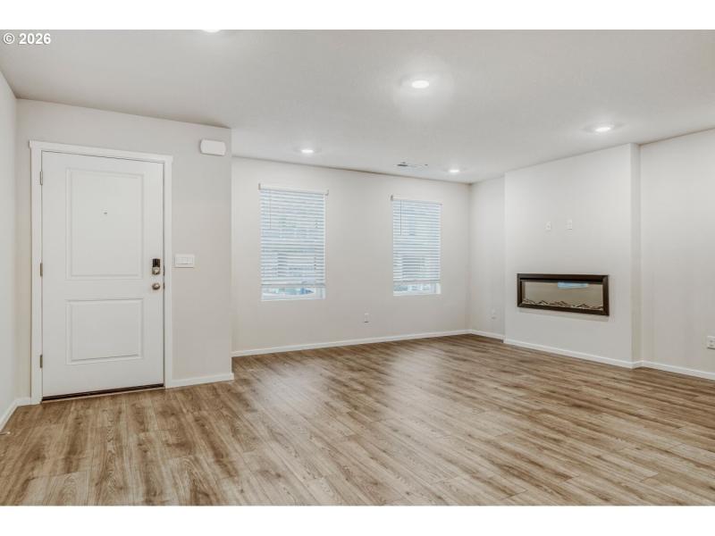 Living Room/Entrance