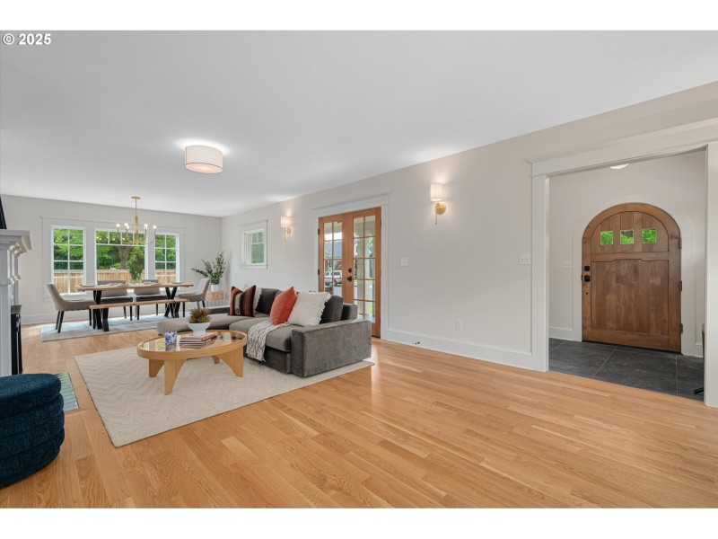 Living Room/Entrance