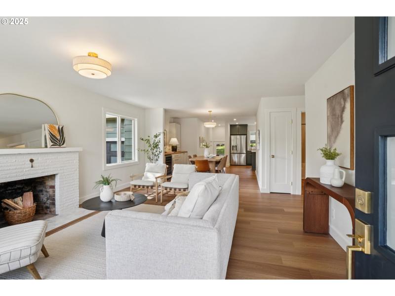 Living Room/Entrance