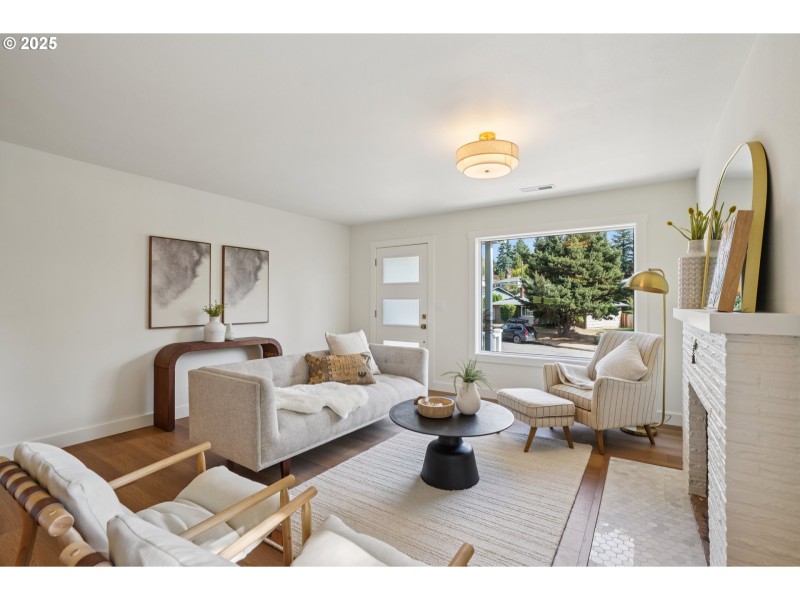 Living Room/Entrance