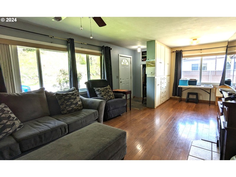 Living Room/Entrance
