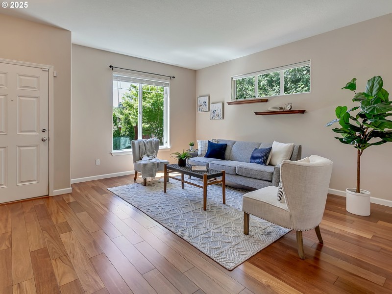Living Room/Entrance