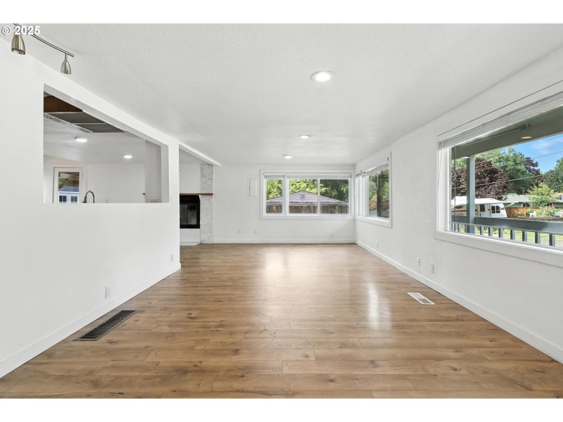 Living Room/Entrance