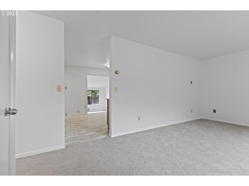 Living Room/Entrance