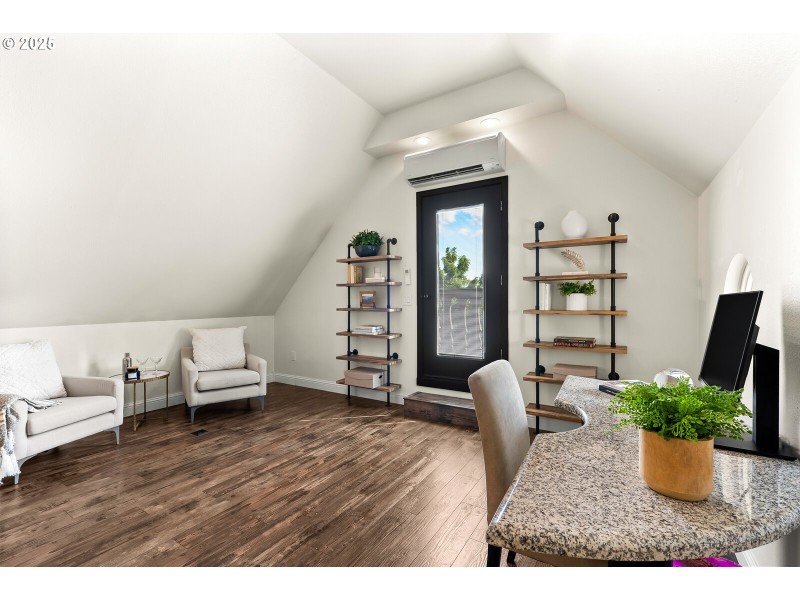 Bedroom, Primary