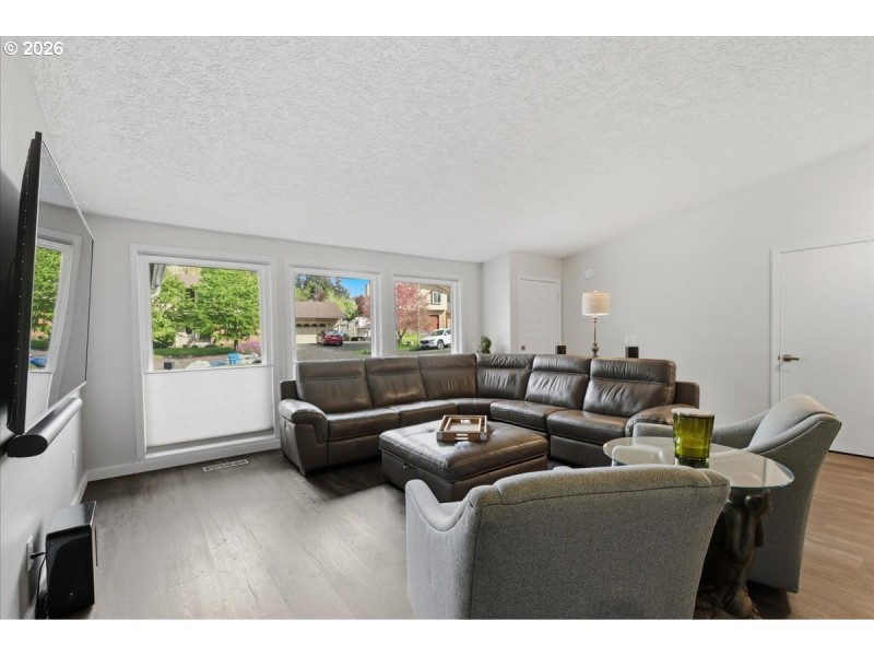 Living Room/Entrance