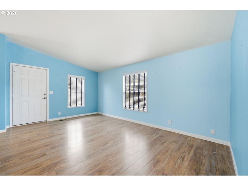 Living Room/Entrance