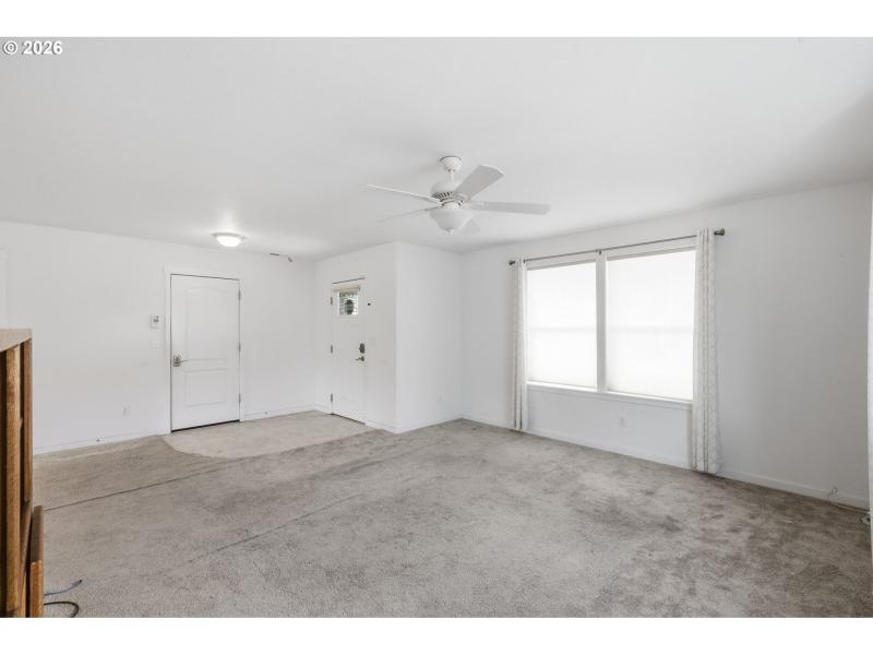 Living Room/Entrance