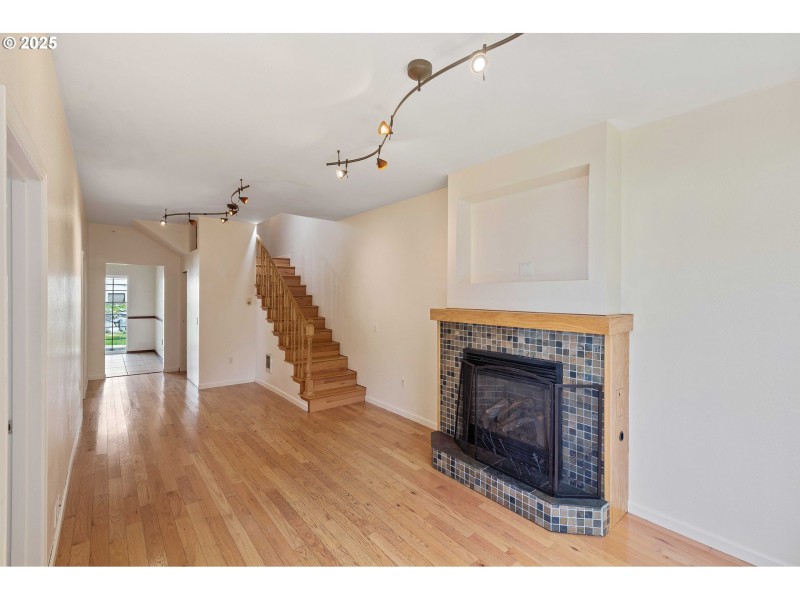 Living Room/Entrance