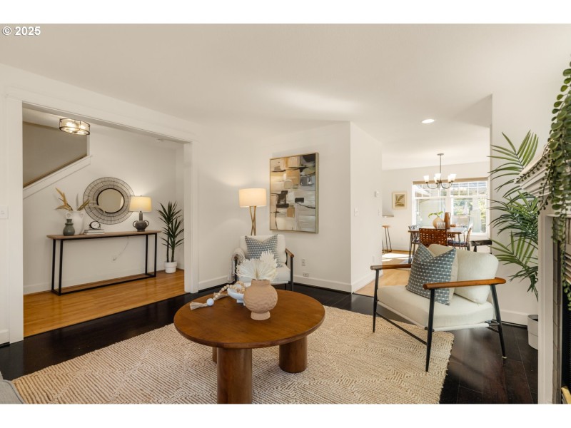 Living Room/Entrance